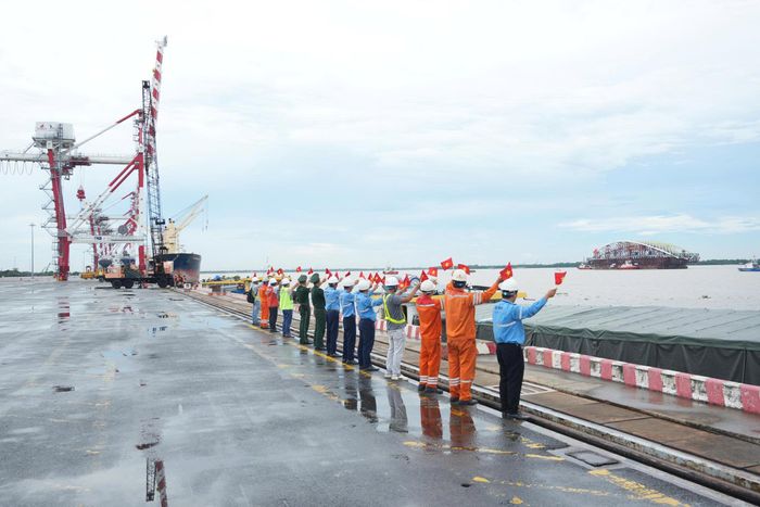 Cán bộ, người lao động đang làm việc tại cảng nồng nhiệt chào đón.