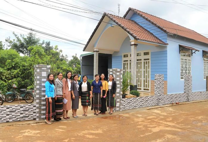 Những ngôi nhà mới khang trang giúp phụ nữ dân tộc Mạ ở Nau Sri có cuộc sống ngày càng phát triển hơn.