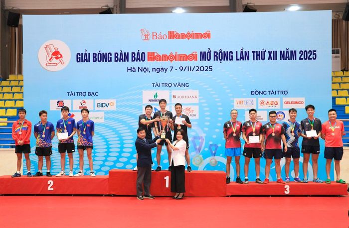 Trao giải đồng đội nam nâng cao ở mùa giải 2025. Ảnh: Quang Thái