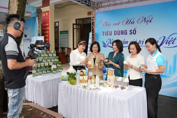 Livestream quảng bá sản phẩm tại Chương trình truyền thông "Phụ nữ Thủ đô tiêu dùng số - Nâng tầm giá trị hàng Việt năm 2026” nhằm thúc đẩy phát triển kinh tế số. Ảnh: Hội Liên hiệp phụ nữ thành phố Hà Nội