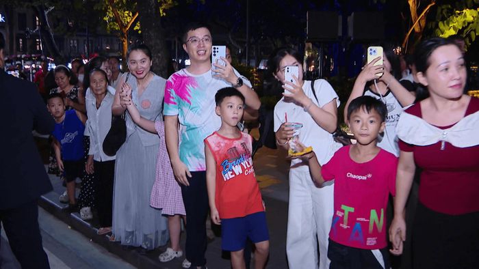Nhiều người dân hồ hởi chào đón hai nhà lãnh đạo và đoàn, đồng thời tranh thủ ghi lại những hình ảnh đẹp. Ảnh: PV