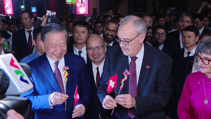 Hai nhà lãnh đạo chiêm ngưỡng sản phẩm nghệ thuật Tò he của nghệ nhân bên bờ hồ. Ảnh: PV