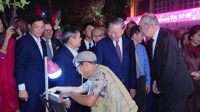 Họa sĩ ký họa chân dung Tổng thống Thụy Sĩ Guy Parmelin trước sự theo dõi của Tổng Bí thư, Chủ tịch nước Tô Lâm và các thành viên đoàn hai nước. Ảnh: PV