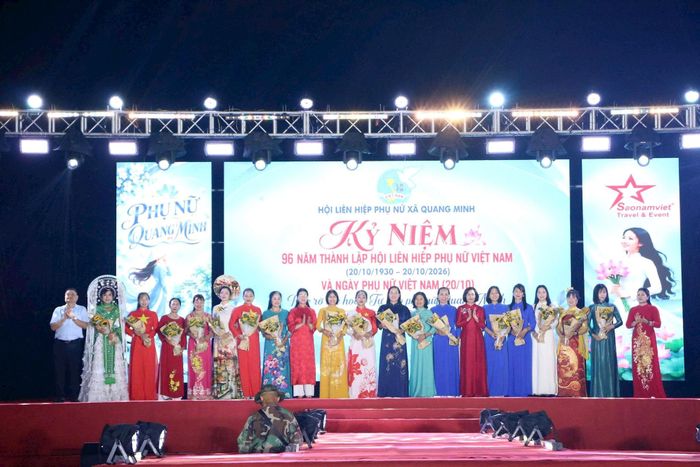 Ban Tổ chức tặng hoa chúc mừng đại diện các chi hội phụ nữ tham gia chương trình. Ảnh: PV