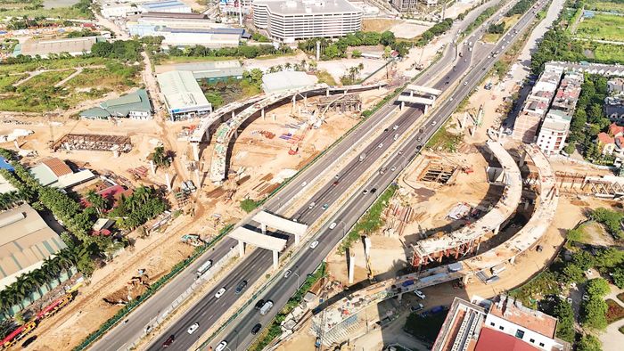 Toàn cảnh công trình xây dựng nút giao khác mức giữa đường Vành đai 3,5 và Đại lộ Thăng Long.