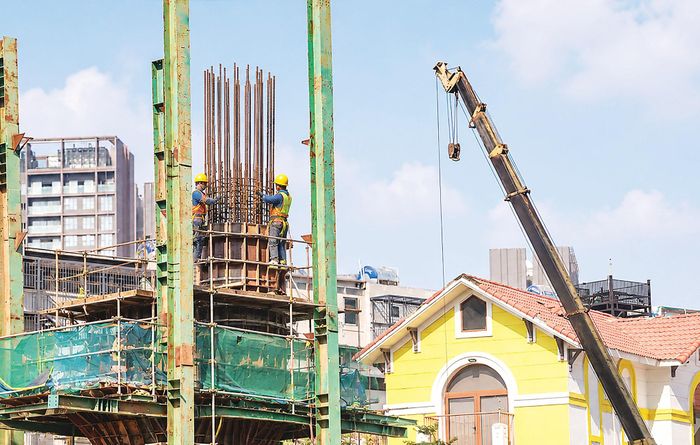 Công nhân thi công trụ cầu.