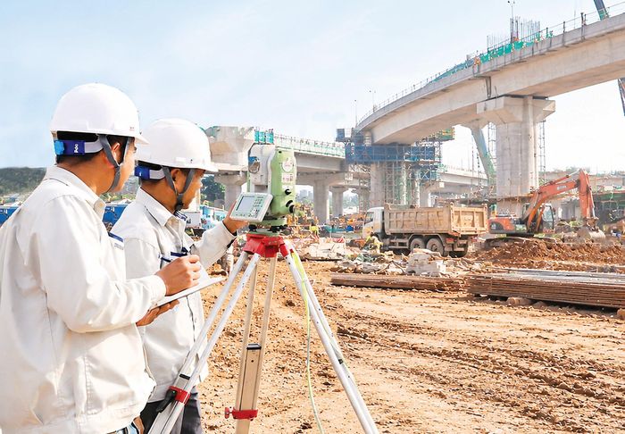 Kỹ sư thường xuyên kiểm tra và đo đạc công trình.