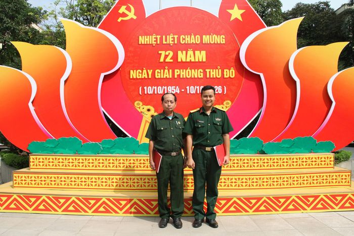Hòa giải viên Trịnh Ngọc Sơn (ảnh trái) cùng Chính trị viên phó Ban Chỉ huy quân sự xã Mỹ Đức Nguyễn Trung Thưởng. Ảnh: Biên Phạm