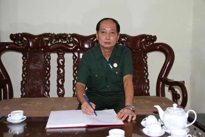 Ông Trịnh Ngọc Sơn chia sẻ: “Để hòa giải thành công thì việc đầu tiên là hòa giải viên phải hiểu biết pháp luật, rồi sau đó bằng lời nói nhẹ nhàng đầy sức thuyết phục, giải thích có lý có tình, giúp hai bên đi đến thỏa thuận vui vẻ”. Ảnh: Biên Phạm