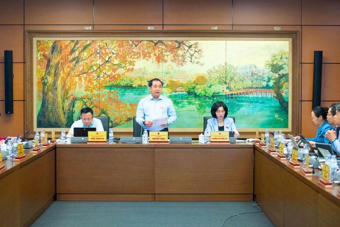 Bí thư Thành ủy, Trưởng đoàn đại biểu Quốc hội thành phố Hà Nội Trần Đức Thắng chủ trì, điều hành phiên thảo luận. Ảnh: DL