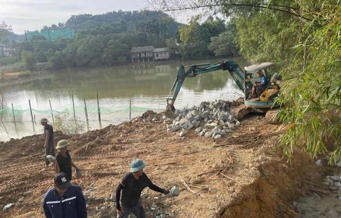 Hồ Cố Đụng (xã Yên Xuân, Hà Nội) bị san gạt một phần diện tích để làm đường. Ảnh ST