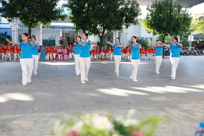 Các vận động viên trình diễn lan tỏa tinh thần rèn luyện sức khỏe trong cộng đồng. Ảnh: Thùy Dương