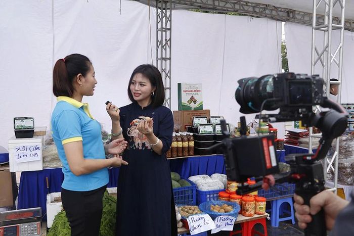 Hội viên phụ nữ livestream quảng bá sản phẩm địa phương tại sự kiện truyền thông “Phụ nữ Thủ đô tiêu dùng số - Nâng tầm giá trị hàng Việt” do Hội LHPN Hà Nội tổ chức (tháng 62026). Ảnh: Hoàng Lan