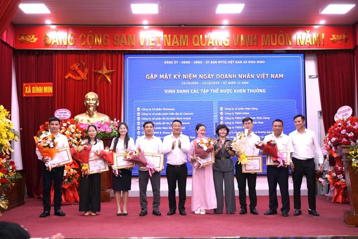 Xã Bình Minh trao giấy khen, tôn vinh các doanh nghiệp có đóng góp tích cực cho địa phương. Ảnh: Đinh Luyện