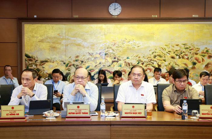 Các đại biểu Quốc hội Đoàn thành phố Hà Nội tham dự phiên thảo luận Tổ chiều 18-10. Ảnh: Văn Tuyến