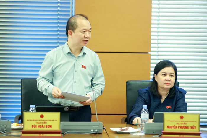 Đại biểu Bùi Hoài Sơn, Phó Trưởng ban Tuyên giáo Trung ương phát biểu thảo luận. Ảnh: Văn Tuyến