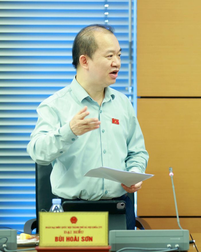 Đại biểu Bùi Hoài Sơn, Phó Trưởng ban Tuyên giáo Trung ương phát biểu thảo luận. Ảnh: Văn Tuyến