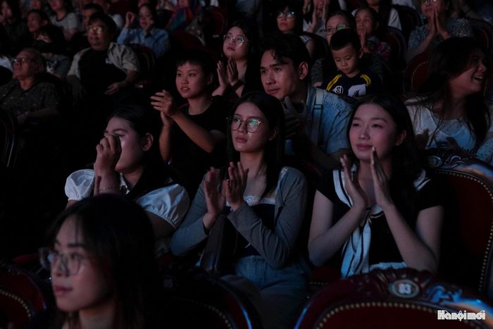 Sự kiện Liên hoan Sân khấu Hà Nội mở rộng năm 2026 với chủ đề “Hội tụ các giá trị sân khấu, lan tỏa sức sáng tạo nghệ thuật của Thủ đô” cũng góp phần thực hiện Chương trình hành động số 08-CTr/TU ngày 17-3-2026 của Ban Thường vụ Thành ủy Hà Nội về thực hiện Nghị quyết số 80-NQ/TW ngày 7-1-2026 của Bộ Chính trị về phát triển văn hóa Việt Nam.