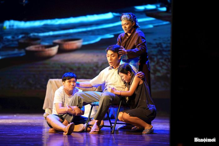 Sự trở về của Hiệp, người lính bị thương nặng rồi trôi dạt đến vùng biển Phước Hải, càng khiến câu chuyện thêm nhiều lớp lang. Tại đây, những mối liên hệ tưởng như rời rạc giữa các nhân vật dần được nối lại.
