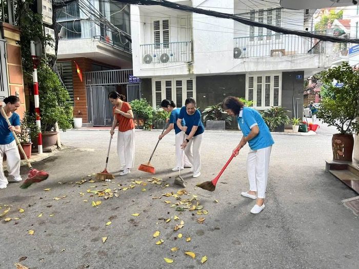 Hội viên phụ nữ phường Ô Chợ Dừa tham gia vệ sinh môi trường, giữ gìn cảnh quan khu dân cư. Ảnh: H.Duy