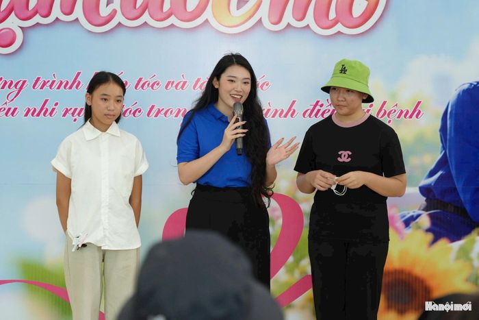 Linh (áo trắng) và Ngân (đội mũ xanh) khi chia sẻ câu chuyện xúc động của mình trên sân khấu chương trình. Ảnh: ĐĐ