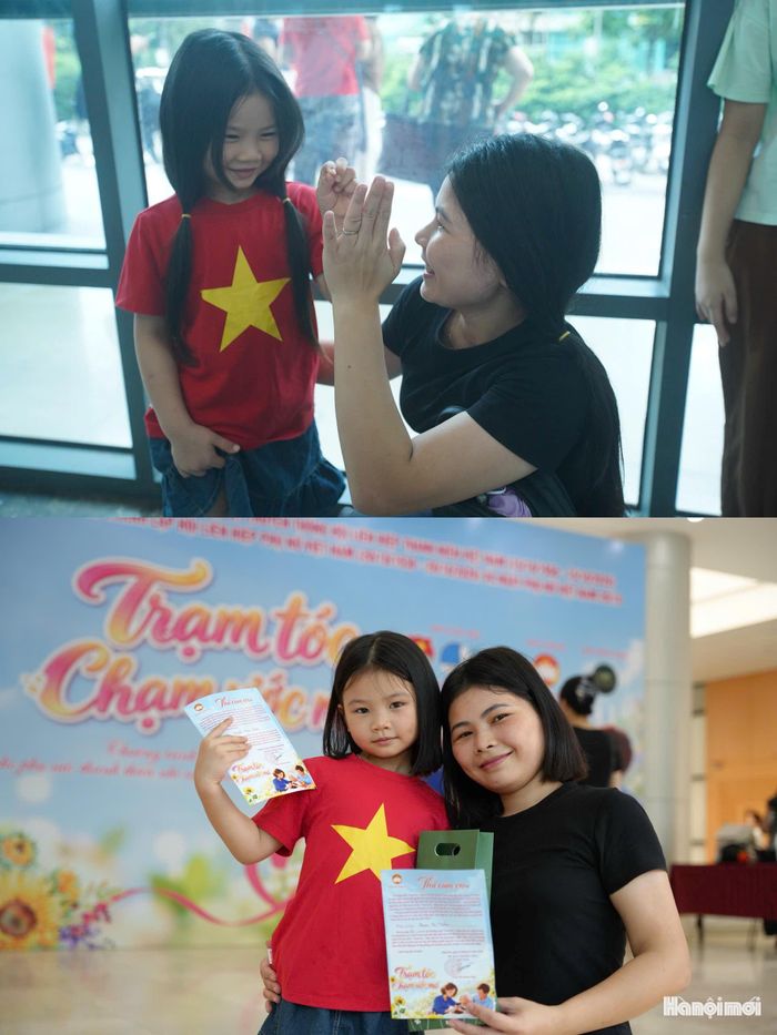 Niềm vui của hai mẹ con khi trao món quà ý nghĩa tặng "chiến binh K". Ảnh. ĐĐ