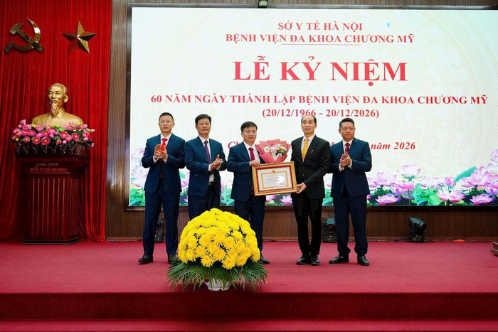 TS.BS Nguyễn Đình Hưng, Phó Giám đốc Sở Y tế Hà Nội trao Bằng khen của UBND thành phố Hà Nội cho ban lãnh đạo Bệnh viện đa khoa Chương Mỹ. Ảnh: Văn Lập