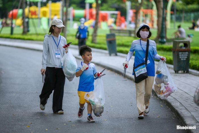 Trong nhịp sống thường ngày, chúng ta có thể ít để ý đến rác trên đường phố hoặc trong công viên. Nhưng khi trực tiếp tham gia, mỗi người có dịp quan sát kỹ hơn và nhận ra rằng ngay cả nơi mình vẫn nghĩ là sạch đôi khi cũng còn rác. Ban tổ chức cũng mong muốn nhận thức ấy sẽ tiếp tục sau khi sự kiện kết thúc: không xả rác, chủ động nhặt rác khi nhìn thấy, và sẵn sàng tham gia những hoạt động cộng đồng khác.