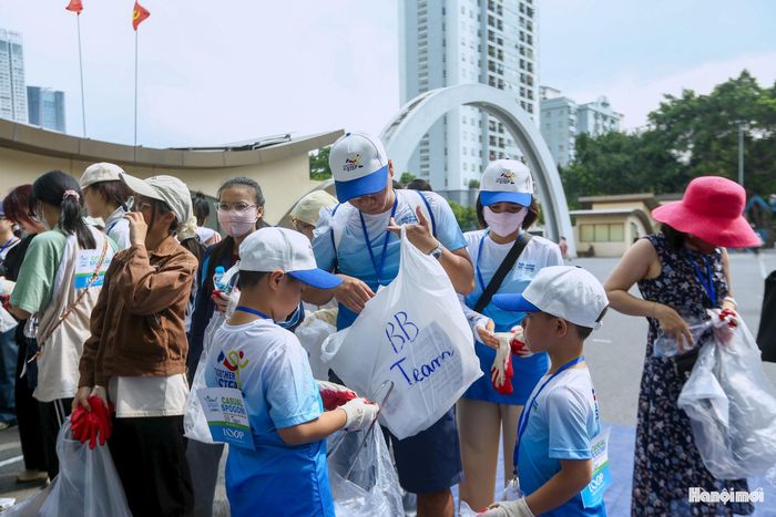Spogomi được ông Mamitsuka Kenichi sáng lập tại Nhật Bản vào năm 2008. Khác với những đợt ra quân dọn rác truyền thống, Spogomi xây dựng hệ thống luật thi đấu chặt chẽ, phương pháp chấm điểm khoa học và cơ chế phối hợp đồng đội.