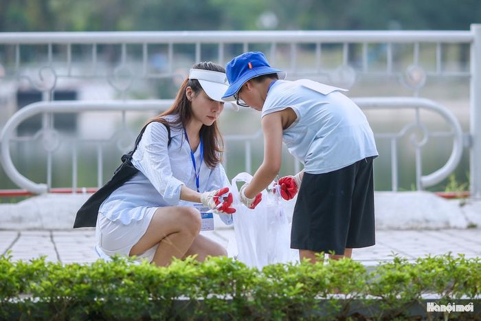 Chị Hải Vân (Cầu Giấy, Hà Nội) chia sẻ: “Chúng tôi biết đến chương trình qua mạng xã hội và đăng ký cho cả nhà cùng tham gia. Đây giống như một hoạt động ngoài trời cuối tuần giúp cả nhà cùng vận động. Chúng tôi cũng tranh thủ để giáo dục cháu về ý thức bảo vệ môi trường, sống xanh thông qua hoạt động này”.