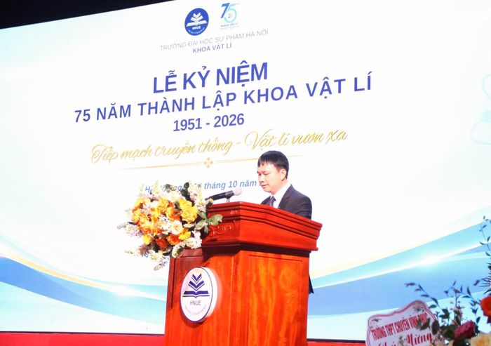 Phó Giáo sư, Tiến sĩ Đỗ Danh Bích, Trưởng khoa Vật lý, Trường Đại học Sư phạm Hà Nội phát biểu. Ảnh: SĐ