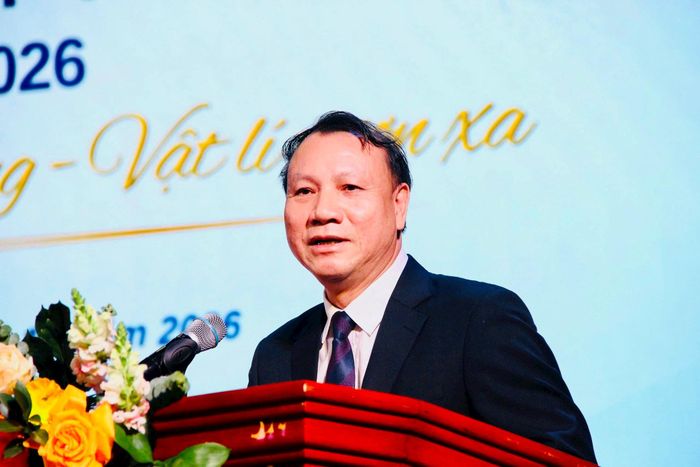 Phó Giáo sư, Tiến sĩ Nguyễn Đức Sơn, Hiệu trưởng Trường Đại học Sư phạm Hà Nội chúc mừng thành tựu của Khoa Vật lý sau hành trình 75 năm xây dựng, trưởng thành. Ảnh: SĐ