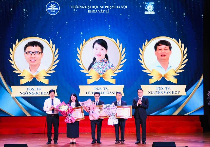 Lãnh đạo Trường Đại học Sư phạm Hà Nội trao Bằng khen của Thủ tướng Chính phủ cho các cá nhân xuất sắc của Khoa Vật lý. Ảnh: SĐ