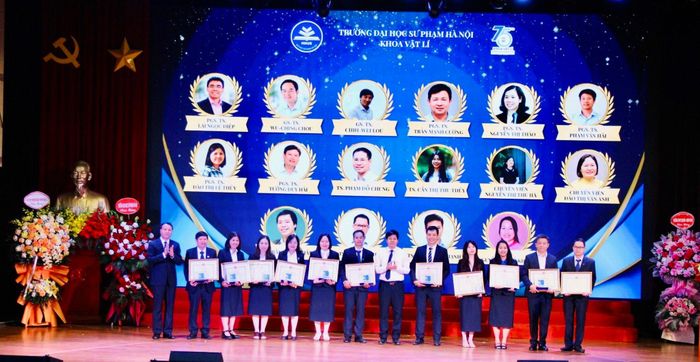 Hiệu trưởng Trường Đại học Sư phạm Hà Nội Nguyễn Đức Sơn tặng Giấy khen cho các cán bộ, giảng viên Khoa Vật lý. Ảnh: SĐ