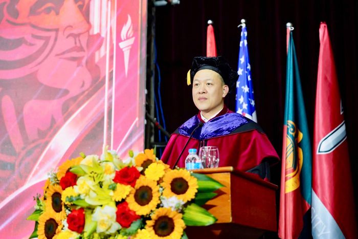 Phó Hiệu trưởng Trường Đại học Kinh tế, Đại học Quốc gia Hà Nội Hoàng Khắc Lịch phát biểu tại lễ tốt nghiệp. Ảnh: ND