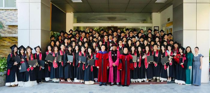 Lãnh đạo các nhà trường chụp hình lưu niệm cùng 150 tân cử nhân chương trình liên kết giữa Trường Đại học Kinh tế, Đại học Quốc gia Hà Nội và Đại học Troy (Hoa Kỳ) khóa 21. Ảnh: ND