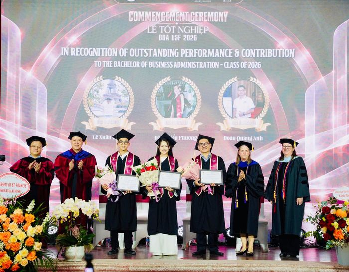 Vinh danh, trao thưởng cho những sinh viên có thành tích nổi bật. Ảnh: ND