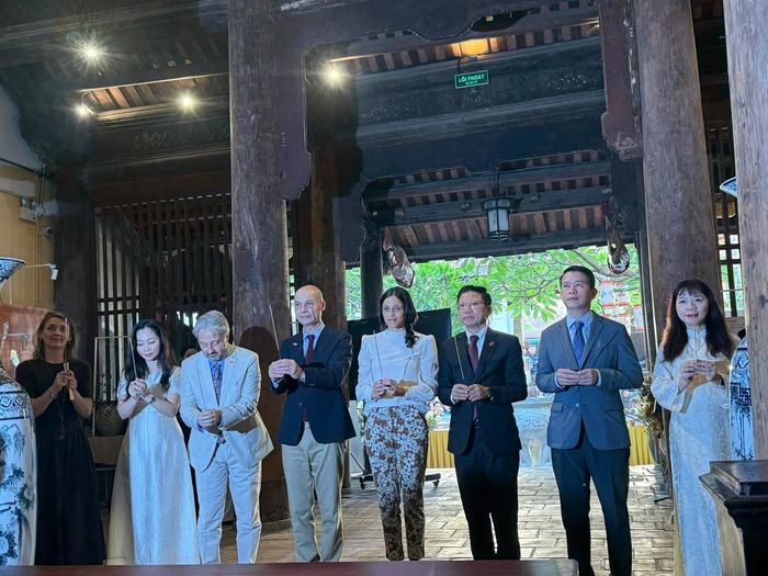 Các đại biểu dâng hương tại đình Kim Ngân.