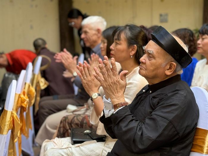 Bậc cao niên tham dự lễ ra mắt.