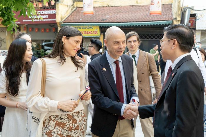 GS.TS. Hoàng Anh Tuấn đón tiếp bà Éléonore Caroit, Bộ trưởng ủy nhiệm đặc trách Pháp ngữ, Đối tác quốc tế và Pháp kiều, và Đại sứ Cộng hòa Pháp Didier Le Bret.