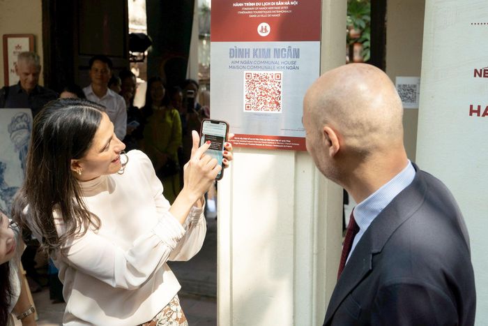 Bộ trưởng Éléonore Caroit quét mã QR khám phá hành trình di sản Hà Nội.