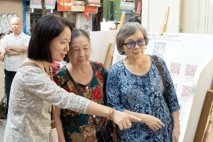 TS.KTS. Nguyễn Thái Huyền (bên trái), Phó Viện trưởng Viện Đào tạo Quốc tế, Trường Đại học Kiến trúc Hà Nội, giới thiệu nền tảng số “Hành trình du lịch di sản Hà Nội”. Ảnh: Kiều Thoan Thu