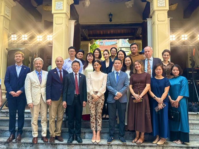 Nền tảng số được thực hiện với sự hỗ trợ và phối hợp của Bộ Châu Âu và Ngoại giao Pháp, Viện Viễn Đông Bác Cổ Pháp (EFEO), Tổ chức Đại học Pháp ngữ (AUF), Trường Đại học Khoa học Xã hội và Nhân văn (Đại học Quốc gia Hà Nội), và Viện Đào tạo Quốc tế - Trường Đại học Kiến Trúc Hà Nội.
