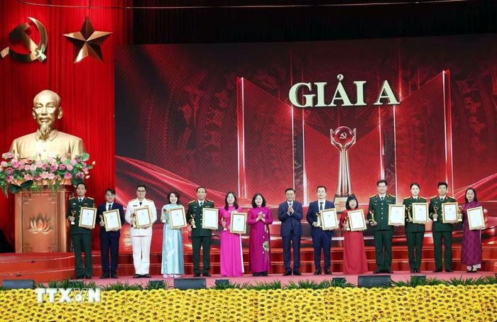 Ủy viên Bộ Chính trị, Thường trực Ban Bí thư, Trưởng Ban Chỉ đạo 35 Trung ương Trần Cẩm Tú và Ủy viên Bộ Chính trị, Bí thư Trung ương Đảng, Chủ tịch Ủy ban Trung ương MTTQ Việt Nam Bùi Thị Minh Hoài trao Giải A cho các tác giả, nhóm tác giả. Ảnh: Phương Hoa / TTXVN