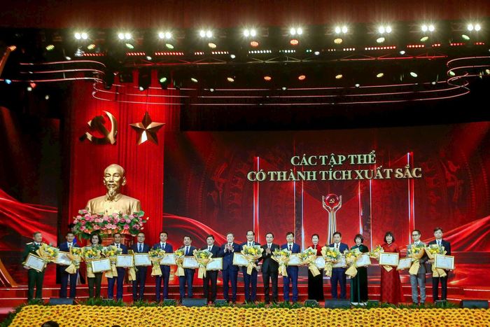 Ban Chỉ đạo cuộc thi trao tặng Bằng khen cho 16 tập thể có thành tích xuất sắc. Ảnh: Khánh Huy
