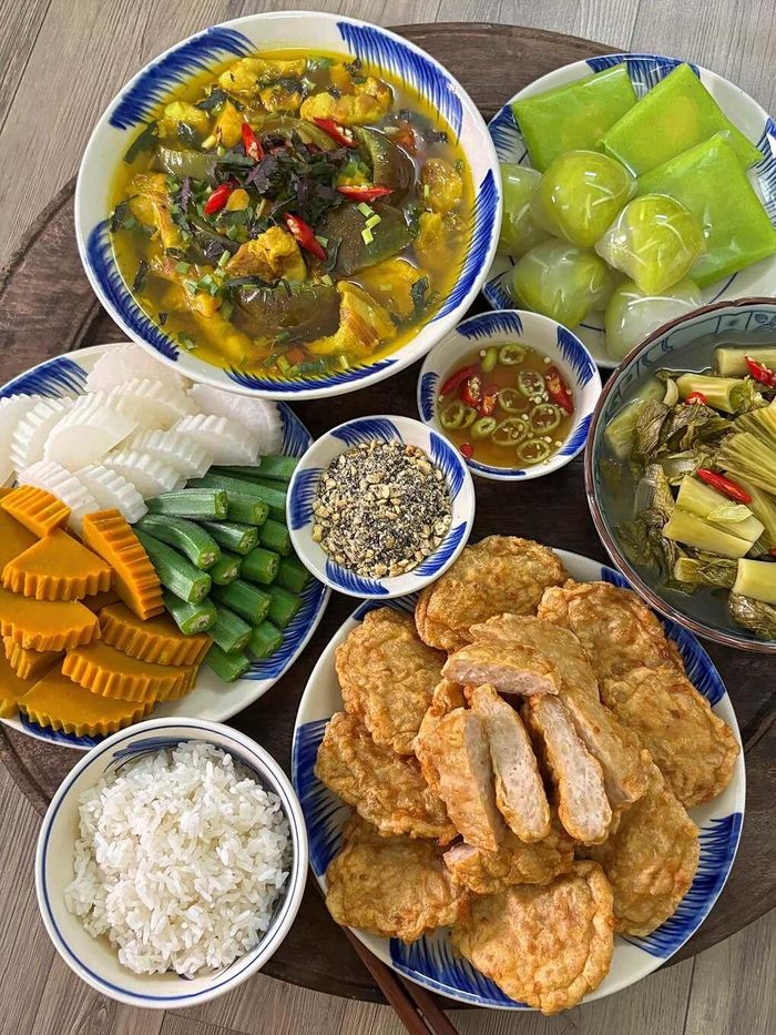 Các món rán, nướng mang đến độ giòn hoặc mùi thơm, trong khi canh và món om có kết cấu mềm, nhiều nước. Sự thay đổi này giúp bữa cơm đa dạng hơn về cảm giác thưởng thức. Người nội trợ có thể tham khảo cách phối hợp thay vì chọn nhiều món có cùng cách chế biến trong một bữa.