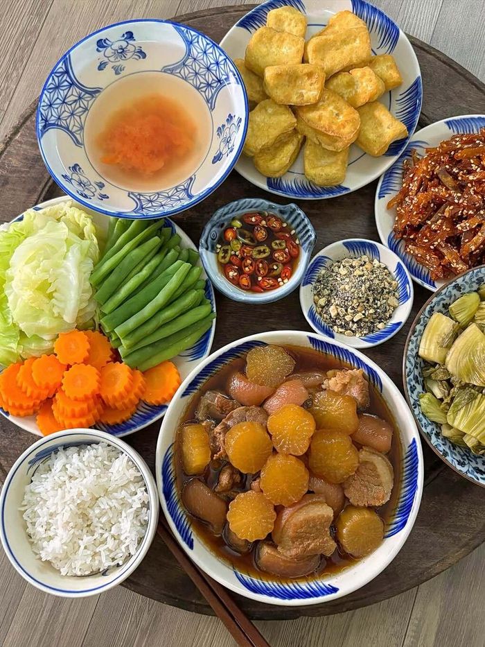 Rau củ luộc được thay đổi bằng nhiều loại như bí đỏ, củ cải, cà rốt, đậu bắp, súp lơ. Một đĩa kết hợp vài loại rau củ vừa có thêm màu sắc, vừa cho các thành viên nhiều lựa chọn. Cách chế biến đơn giản này phù hợp khi những món còn lại trong mâm đã có nhiều gia vị.