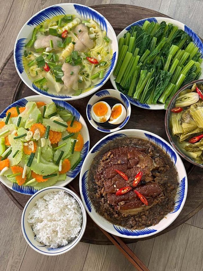 Vị chua xuất hiện nhiều trong thực đơn, từ sấu, khế, dứa đến dưa muối. Mỗi nguyên liệu đem lại một hương vị riêng, có thể dùng trong món canh, món xốt hoặc món rang. Đây cũng là cách đổi vị mà không cần tìm đến những nguyên liệu xa lạ.