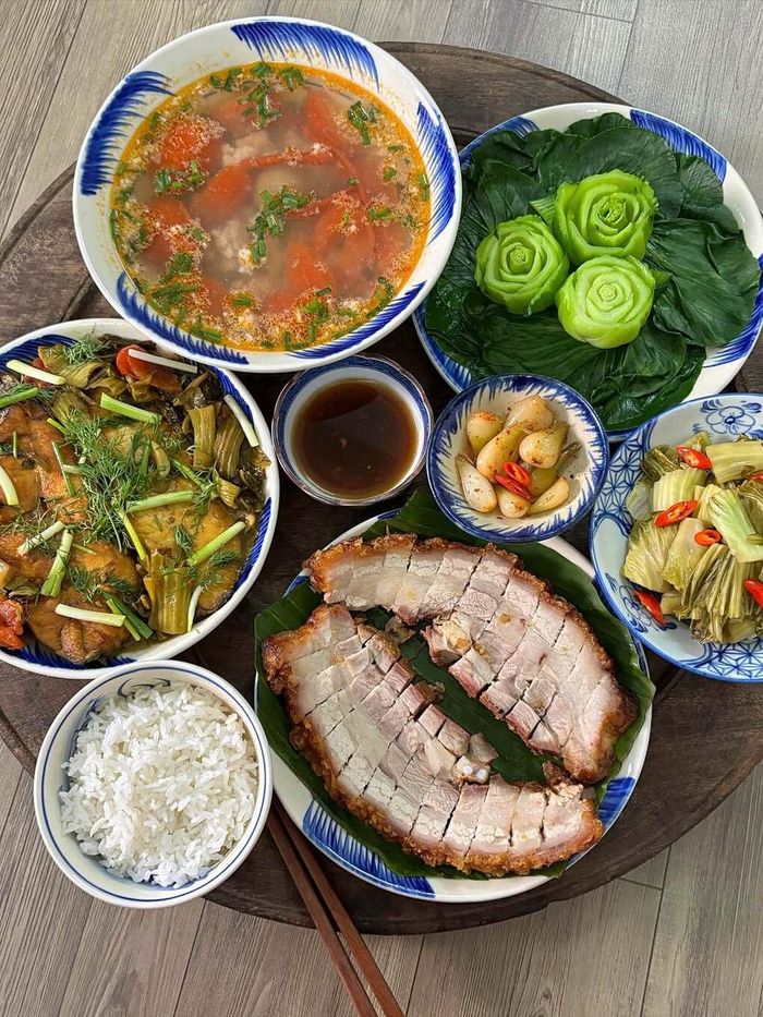 15 mâm cơm mùa thu của chị chủ yếu gồm những món quen thuộc. Có bữa giản dị với thịt kho, đậu rán, rau luộc, có hôm đổi vị bằng món om nóng hổi hay món nướng.