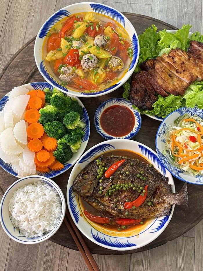 Khi trời dịu mát, các món kho, rim dùng nóng có thể trở thành điểm nhấn của bữa ăn. Phần nước kho, xốt giúp món ăn đậm vị, trong khi rau củ luộc giữ vị ngọt tự nhiên. Đặt hai cách chế biến này trong cùng mâm cũng giúp hương vị bớt đơn điệu.